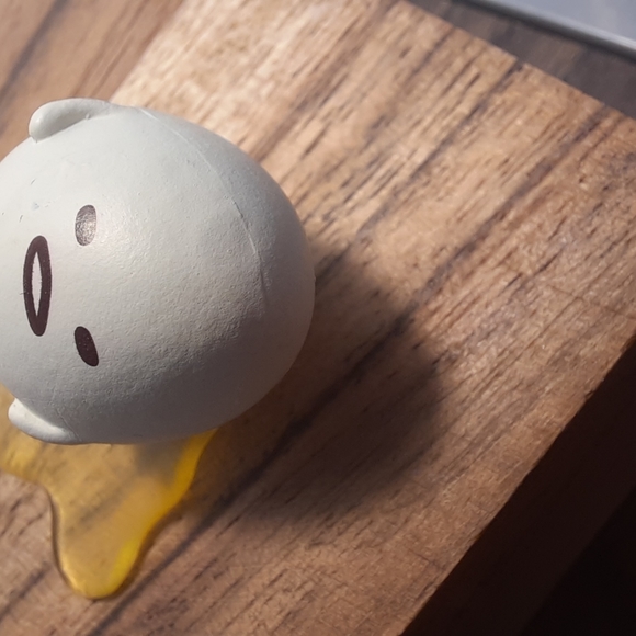 GUDETAMA Collectible "Check Before You Crack" - Picture 12 of 16